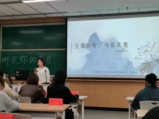 会议室里的人们  描述已自动生成
